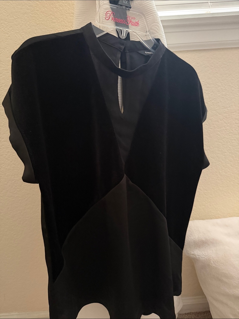 Express Black Mixed-Media Keyhole Short Sleeve Top - Picture 4 of 5